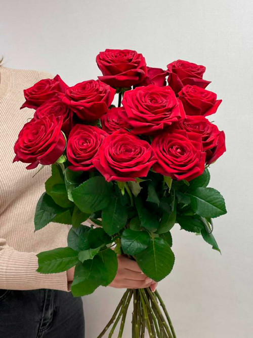 Цветы поштучно: Роза Россия «Red Naomi»